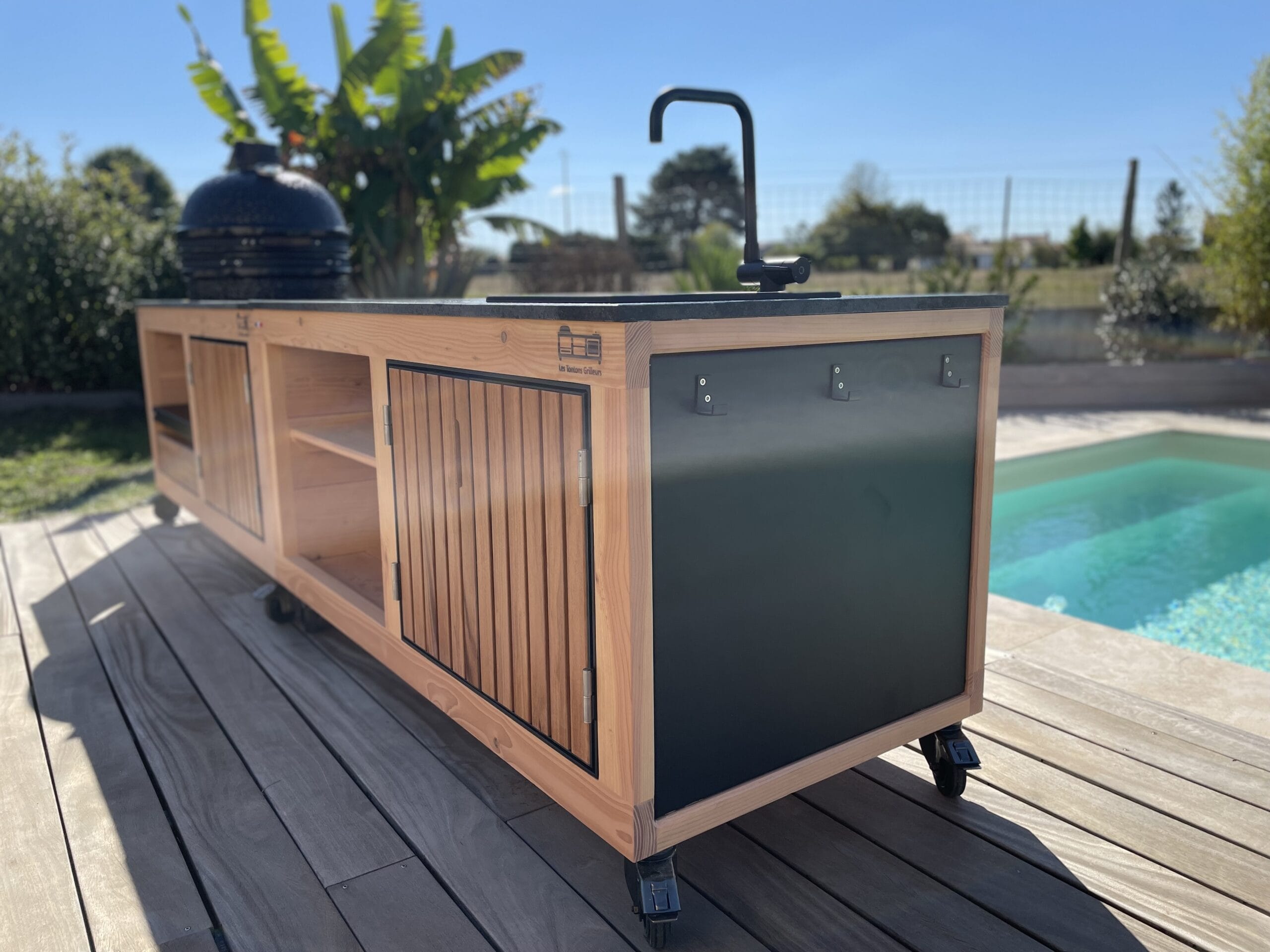 Cuisine extérieure Prestige K+E, encastrement pour Kamado de taille L ou M + évier/mitigeur. 1 porte, 1 tiroir, 1 étagère. – Image 4