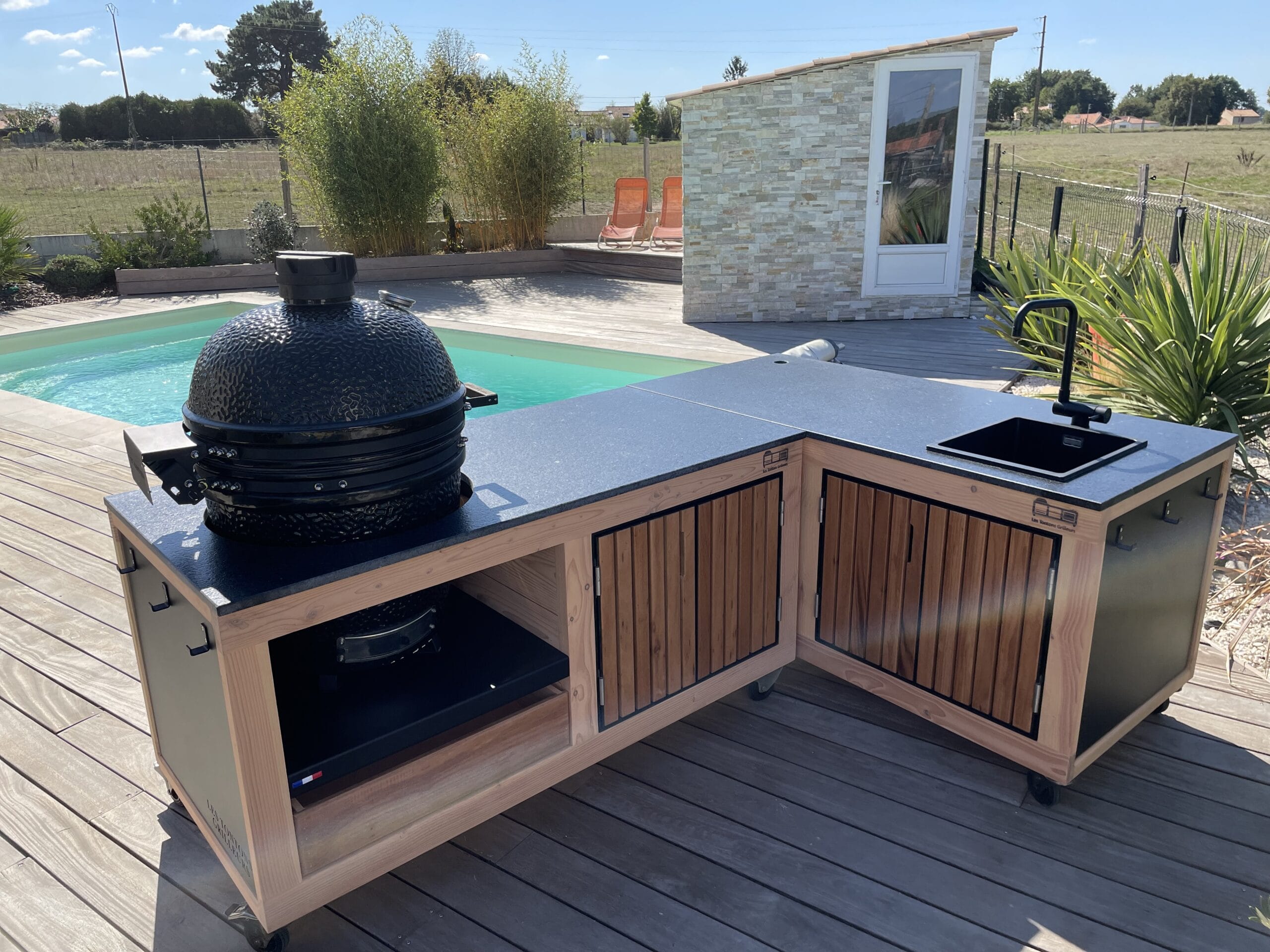Cuisine extérieure Prestige K+E, encastrement pour Kamado de taille L ou M + évier/mitigeur. 1 porte, 1 tiroir, 1 étagère. – Image 2