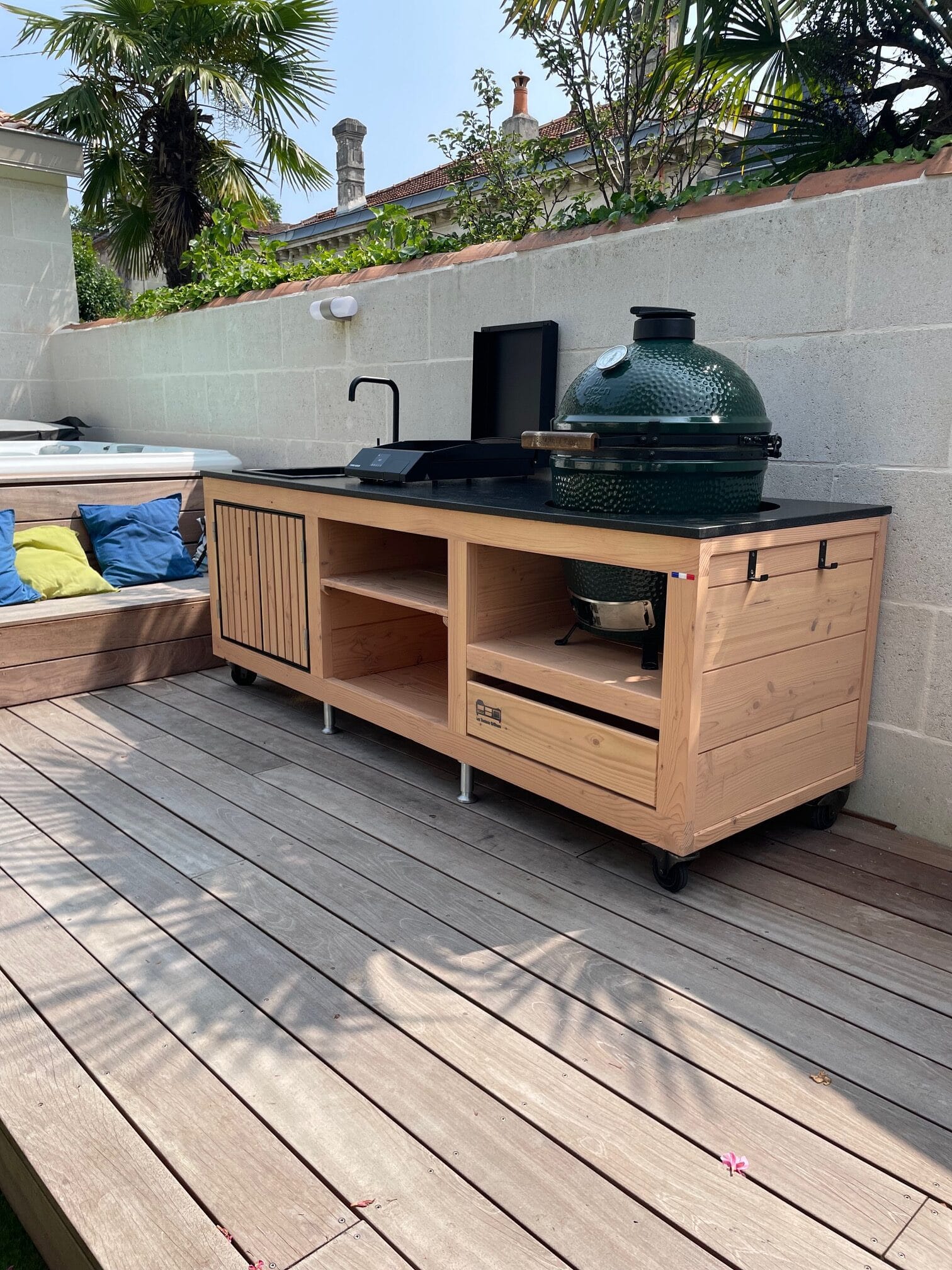 Cuisine extérieure Prestige K+E, encastrement pour Kamado de taille L ou M + évier/mitigeur. 1 porte, 1 tiroir, 1 étagère. – Image 7